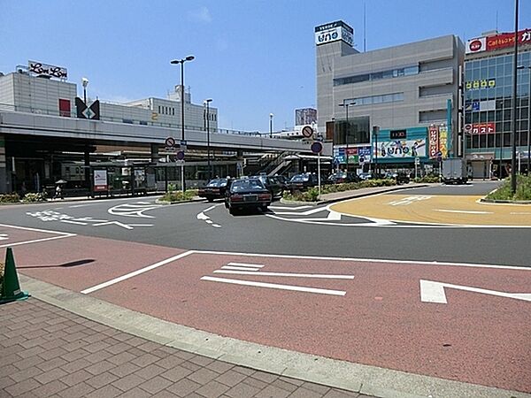 ＪＲ横浜線　中山駅まで1384m、ＪＲ横浜線とグリーンラインが乗り入れている。駅周辺は商業施設で賑わい、緑区総合庁舎・四季の森公園がある。