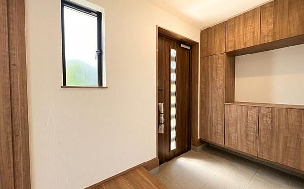 《玄関》　■玄関を開けると、エントランスホールがお出迎え。上がりがまちやシューズボックスがゆったりと構え、心地よさに包まれます。