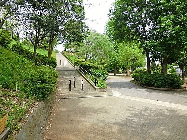 秋葉台公園まで464m、高台になっているので景色がよく見えます。夜は夜景を見に来てもいいかもです。