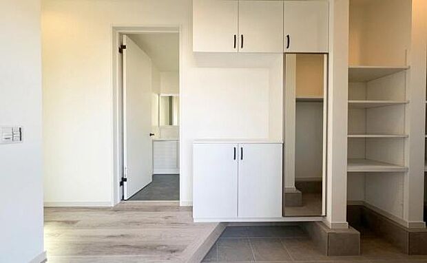 《玄関》 ■玄関を開けると、エントランスホールがお出迎え。居住中のため室内に靴や小物がありますが、画像はCG加工により消去しており現況とは異なります。