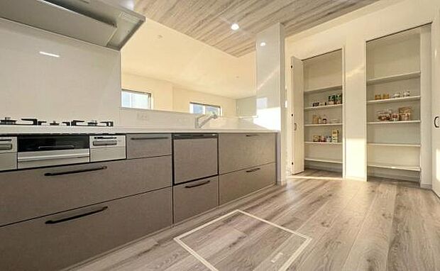 《システムキッチン》 ■採光豊かな明るい空間に広がる、スタイリッシュな対面キッチン。対面式だからリビングとの一体感があり、家族との会話を楽しみながら料理できる。食卓を囲む時間が、より豊かに彩られる。