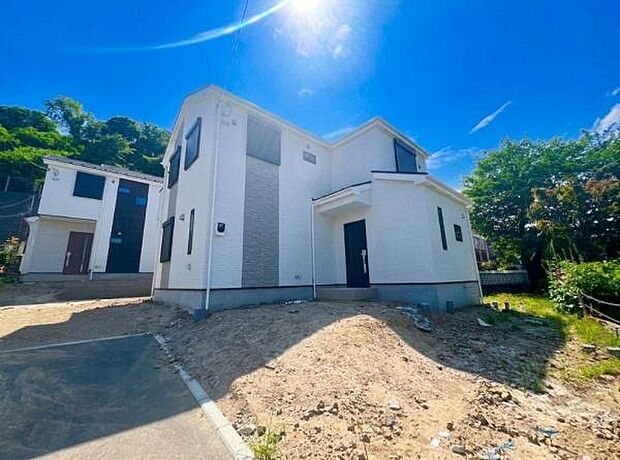 《外観》 ■一戸建ての多いエリア、静かで落ち着いた雰囲気。シンプルで美しいフォルム空気までクリーンになるような佇まい。心地よいライフスタイルが実現できるそんな予感。