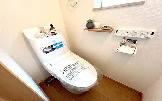 《トイレ》 ■清潔感あふれる温水洗浄便座付きトイレ。ナチュラルな雑貨が彩る癒しの空間は、毎日の暮らしに心地よいゆとりをもたらします。(小物をCGで作成、実際に小物は配置されていません)