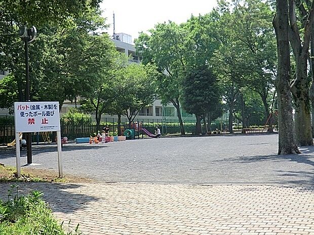 野川第4公園まで1037m、鉄塔のたもとにある公園。トイレもあり便利。ブランコ・幼児向けアスレチック遊具・滑り台・鉄棒×3・他