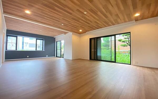 《リビングダイニング》　■ゆとりを感じさせる上質で明るい空間が、住まう人や訪れる人を心地よく迎え入れてくれます。