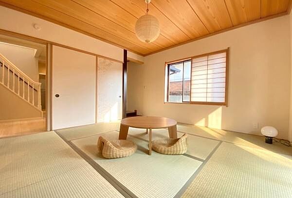《和室》　■休日には畳のうえでゴロゴロと、至福の一時。冬にはコタツにミカンでテレビ鑑賞。日本人にはあって嬉しいジャパニーズルームです。