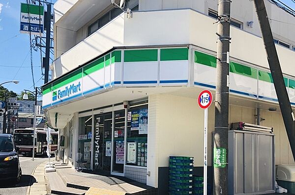 ファミリーマート百合丘三丁目店まで719m