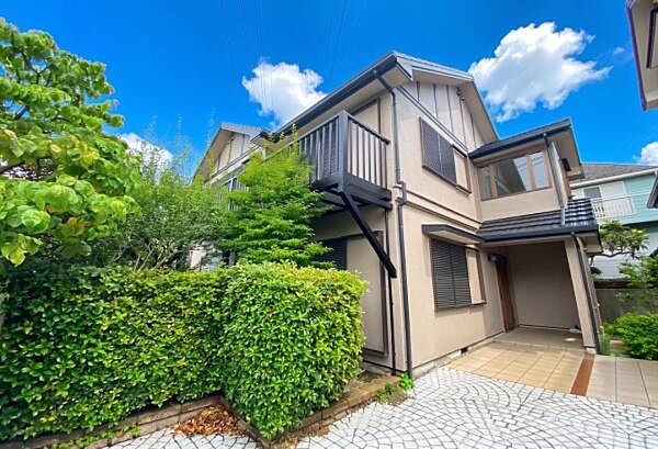 《外観》　■一戸建ての多いエリア、静かで落ち着いた雰囲気。シンプルで美しいフォルム空気までクリーンになるような佇まい。心地よいライフスタイルが実現できるそんな予感。