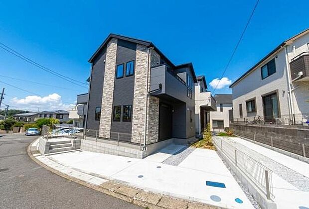 《外観》 ■一戸建ての多いエリア、静かで落ち着いた雰囲気。シンプルで美しいフォルム空気までクリーンになるような佇まい。心地よいライフスタイルが実現できるそんな予感。