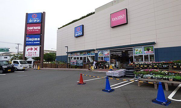 本牧フロントまで1082m、スーパーマーケット三和、ホームセンターコーナン、デジタル＆生活家電専門店ノジマなど、生活に密着した店舗からなる商業施設。