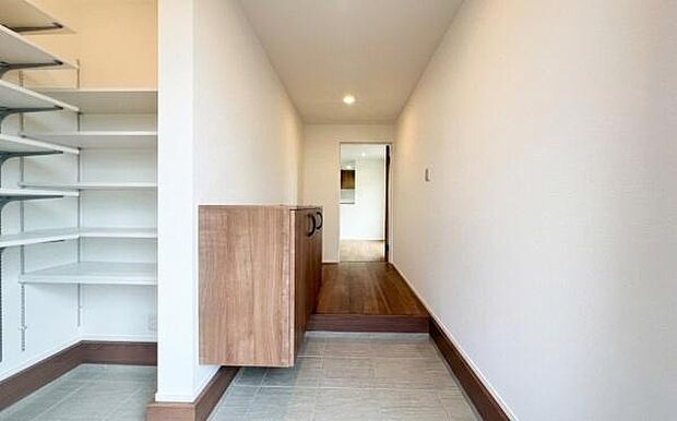 《玄関》　■玄関を開けると、エントランスホールがお出迎え。上がりがまちやシューズボックスがゆったりと構え、心地よさに包まれます。