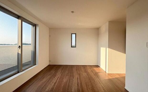 《子供部屋》　■お子様の成長を優しく見守る、明るい子供部屋。遊んだり、学んだり、時には一人の時間を過ごしたりと健やかな毎日を育む大切な場所。未来への第一歩を育む、かけがえのない空間です。