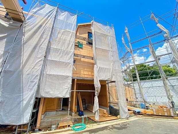 《外観》　■家族みんなが落ち着ける場所。明るい空間で心も暖か、朝から爽やかな気分。寝る時も包みこまれるようにふんわりと。家にいることが心と体に優しい暖かな暮らし。