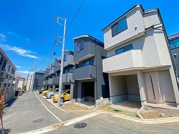 《同分譲済の新築戸建》　■車を降りるたびに誇らしくなる、そんな家に住みたい。外壁が美しく輝く新築分譲住宅は、家族が自慢したくなる一棟。快適な暮らしと洗練された外観が、ここに完成。