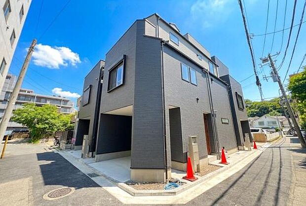 《外観》　■一戸建ての多いエリア、静かで落ち着いた雰囲気。シンプルで美しいフォルム空気までクリーンになるような佇まい。心地よいライフスタイルが実現できるそんな予感。