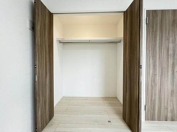 《収納》　■室内をいつもすっきり保てる、収納力のあるクローゼット。ハンガーパイプと棚板で衣類の整理整頓がしやすく、日々の暮らしをスマートにサポート。