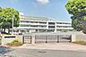 周辺：横浜市立六つ川西小学校まで402m、教育目標：子ども同士が共に考え、共に汗を流し、共に問題を解決する「共に育つ」ことを大切にした教育活動を行っています。