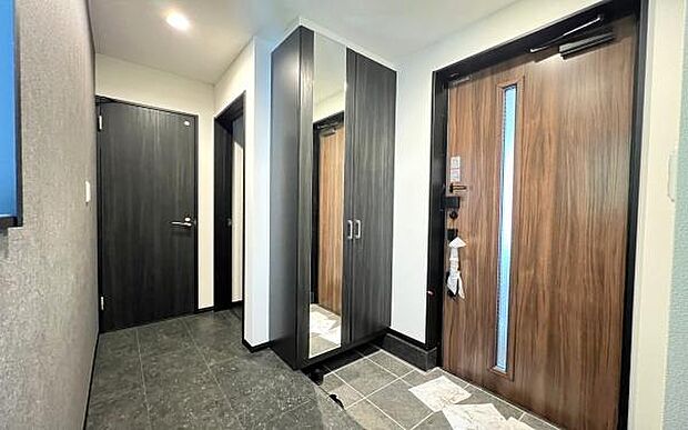《玄関》　■玄関を開けると、エントランスホールがお出迎え。上がりがまちやシューズボックスがゆったりと構え、心地よさに包まれます。