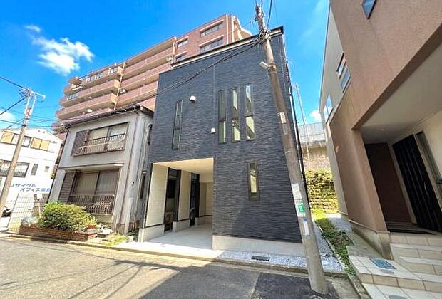 《外観》　■家族みんなが落ち着ける場所。明るい空間で心も暖か、朝から爽やかな気分。寝る時も包みこまれるようにふんわりと。家にいることが心と体に優しい暖かな暮らし。