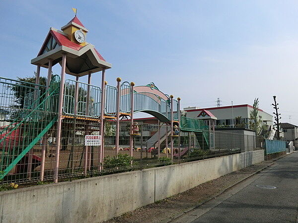 泉ヶ丘幼稚園まで1049m、幼保連携型認定こども園。心身の調和的発達、また個性を尊重し、豊かな思想力とたくましい行動力を高めるよう努めております。