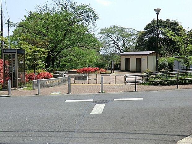 菅田みどりの丘公園まで1718m、広い芝生の広場や鉄棒、雲梯、砂場、滑り台、ぶらんこ、ロープ状のジャングルジムなどのある自然豊かな公園です。