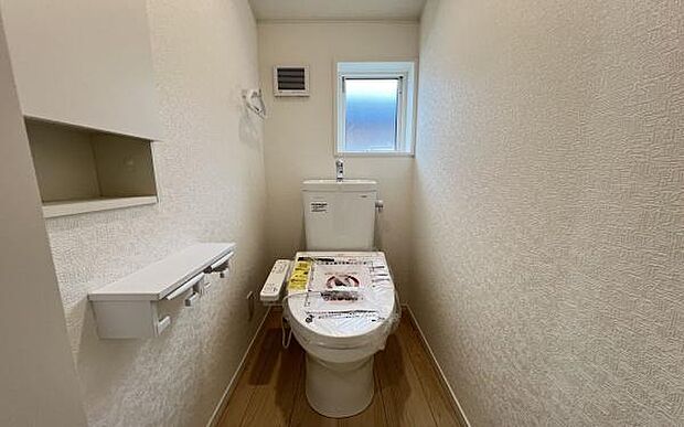 《トイレ》 清潔感のある落ち着いたトイレ。