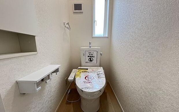 《トイレ》 清潔感のある落ち着いたトイレ。