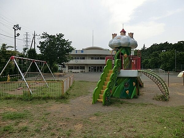 横浜徳風幼稚園まで440m、裏手には竹山南公園があり園外保育にも良いロケーションです
