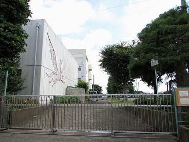 横浜市立飯田北いちょう小学校まで927m、「児童一人ひとりが安心して通える学校・安心して生活できる学校」を目指し、これからのグローバルな社会で活躍する人材を育成