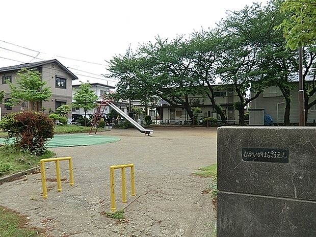 上飯田向原公園まで882m、住宅街の比較的広めな公園です。きれいに整備された気持ちの良い空間で遊べます。