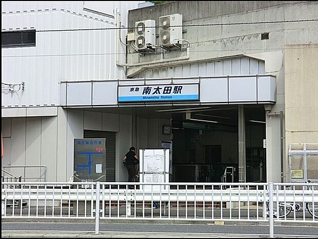 南太田駅(京急 本線)まで1173m、京浜急行電鉄本線の駅。ホームの黄金町寄りにエレベーターが設置されている。