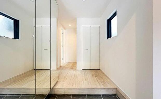 《玄関》 ■玄関を開けると、エントランスホールがお出迎え。上がりがまちやシューズボックスがゆったりと構え、心地よさに包まれます。