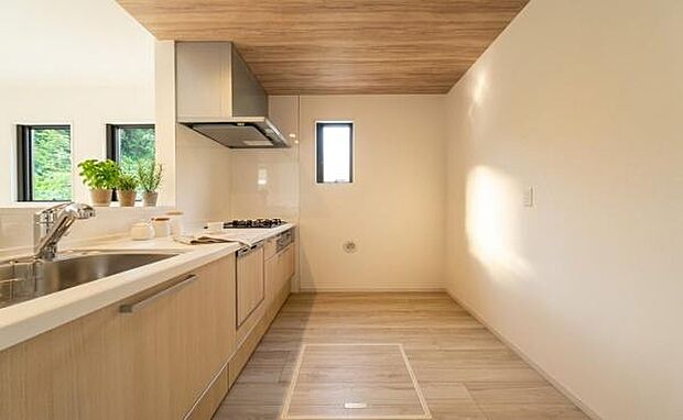 《ダイニングキッチン》　会話を楽しみながら食事を味わう。一緒にいる時間が楽しい空間。カフェにいるような気分で毎日を過ごしたい。家族でいる時間を柔らかに包み込むインテリア。