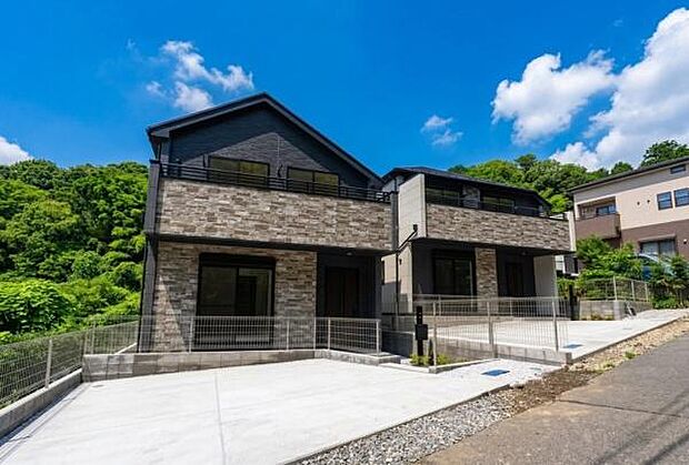 《外観》 ■一戸建ての多いエリア、静かで落ち着いた雰囲気。シンプルで美しいフォルム空気までクリーンになるような佇まい。心地よいライフスタイルが実現できるそんな予感。