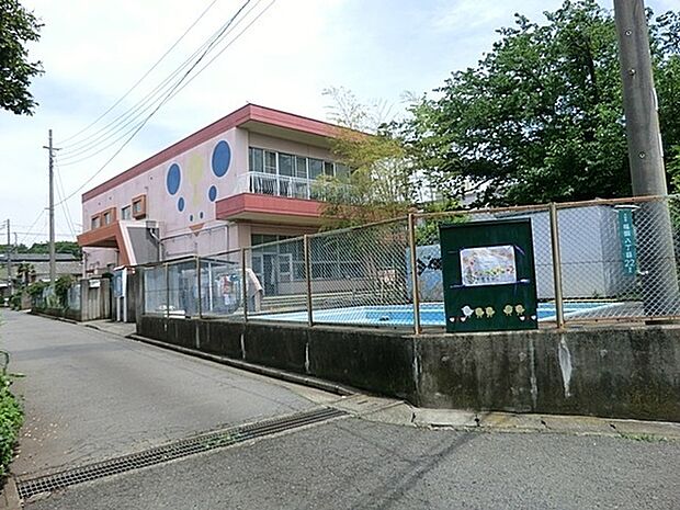 大和市立福田保育園まで400m、桜ヶ丘駅（西口）から徒歩10分。引地台公園のすぐ南側に位置し、公園を園庭のように利用できる恵まれた環境にあります。
