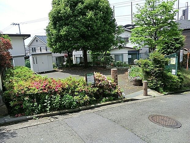 高雄公園まで464m、住宅街のスタンダードな公園です。平成初期につくられた比較的新しい公園です。公園の設備には水飲み・手洗い場があります。