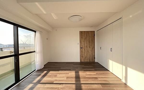 《寝室》　■朝から日差しいっぱい、早起きしたくなる洋室。ベッドを置いてもゆとりを感じられる。窓からの朝日が心地よい目覚めへと誘います。ゆとりある広さを確保し、心地よいプライベートタイムを演出します。