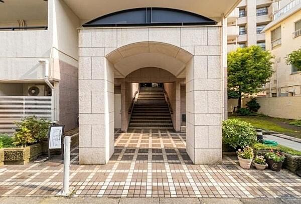 《エントランス》　■エントランスアプローチには、ホテルライクな構え。気品あふれる「邸宅」の趣を創出し、日常の何気ないひとときを、優雅に演出します。
