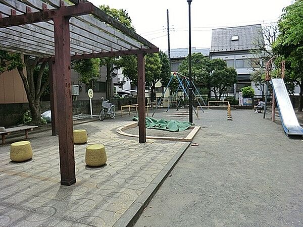 上平間第2公園まで429m、2本の道路に挟まれていて、両側から公園に入ることができます。敷地は広くありませんが、開放的な空間のように感じられます。