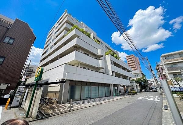 《外観》　豊かな光が照らすこの場所は、たわいもない会話を楽しみ、ゆったりとした時間を過ごす場所。家族の日常が刻まれる大切な空間です。