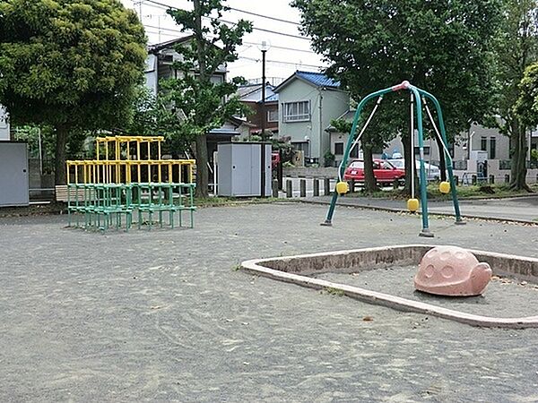 渡田第一公園まで789m、住宅街の十分な広さの公園です。ブランコ・滑り台などの遊具があり、ベビーカーで入れますので、小さなお子様も楽しめます。