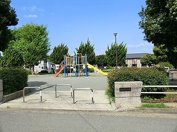 下倉田第三公園まで956m、複合滑り台などがあります。