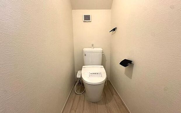 《トイレ》　清潔感のある落ち着いたトイレ。