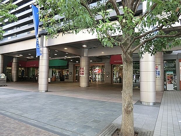青葉台東急スクエア まで854m、衣料品・雑貨・レストランなどスーパーのほか楽しい・オシャレなセレクトショップも入って、楽しいお買い物ができます。
