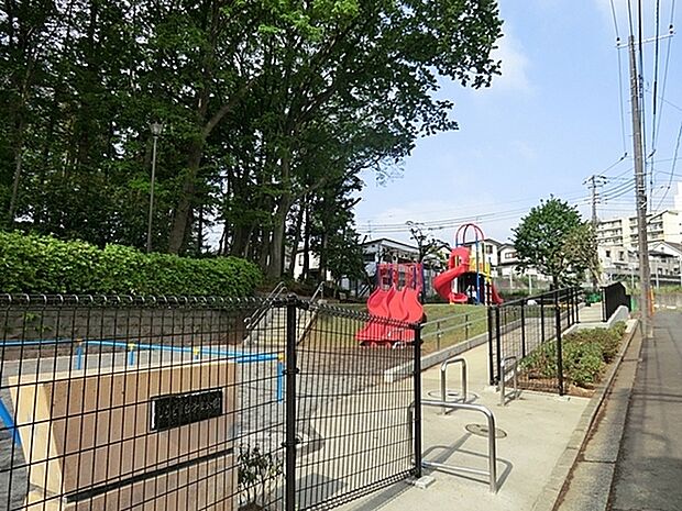 しらとり台第四公園まで1257m、しらとり台のほぼ中央に位置する公園です。公園の大部分は雑木林になっており、手入れされた愛護会の花壇がとてもきれいです。
