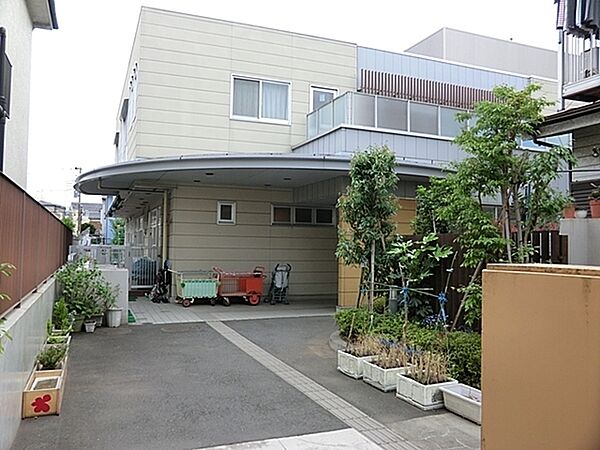 よつば保育園まで450m、開放的なエントランスで明るい雰囲気が特徴の園。身体をたくさん動かし、運動遊びやリトミックを楽しんでいます。