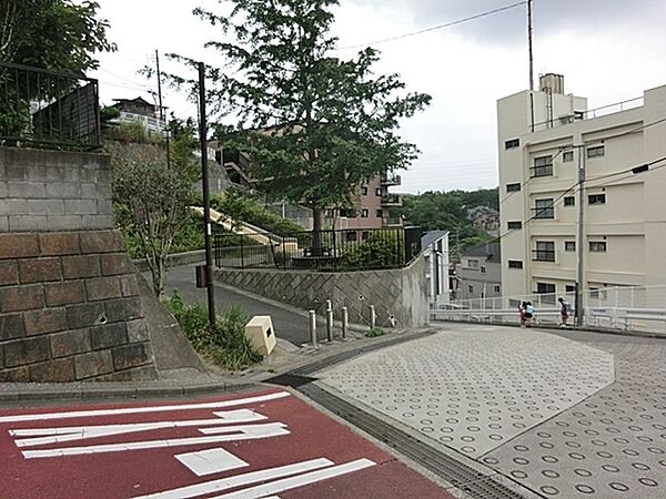 法泉3丁目公園まで1003m、法泉三丁目の高台の中腹に位置している小さな公園です。