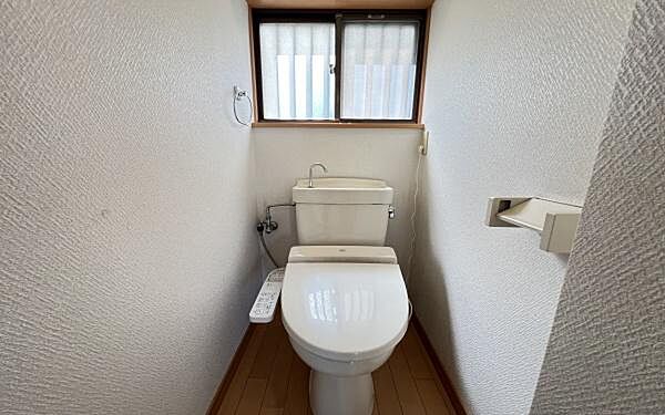 《トイレ》　清潔感のある落ち着いたトイレ。