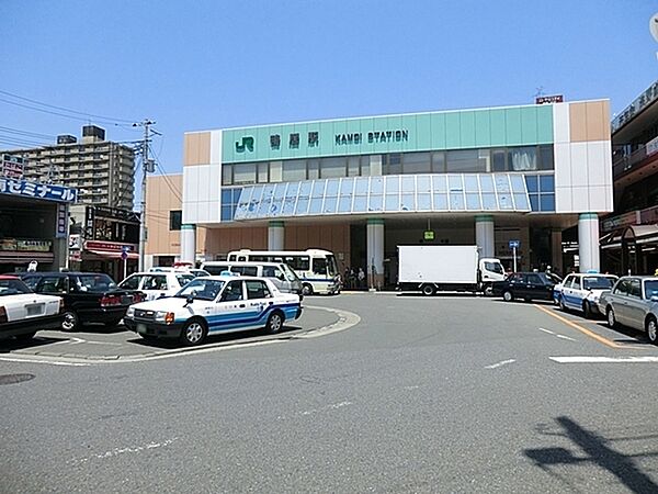 鴨居駅（ＪＲ横浜線）まで1301m、近くにららぽーと横浜がありスーパーやファストフード店も充実。ＪＲ横浜線で横浜駅まで20分。北口には鶴見川が流れる。