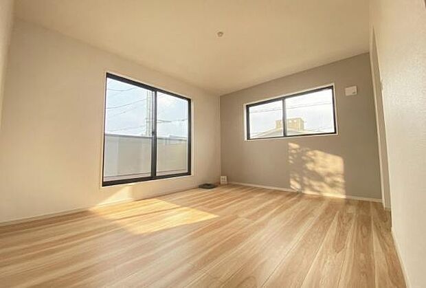 《寝室》 ■朝から日差しいっぱい、早起きしたくなる洋室。ベッドを置いてもゆとりを感じられる。窓からの朝日が心地よい目覚めへと誘います。ゆとりある広さを確保し、心地よいプライベートタイムを演出します。